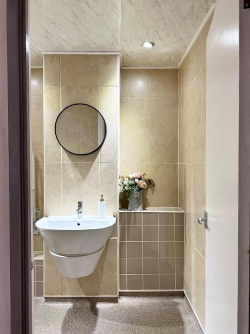 6 Guests House Old Trafford,Media City,City Centre, Free Parking Μάντσεστερ Εξωτερικό φωτογραφία